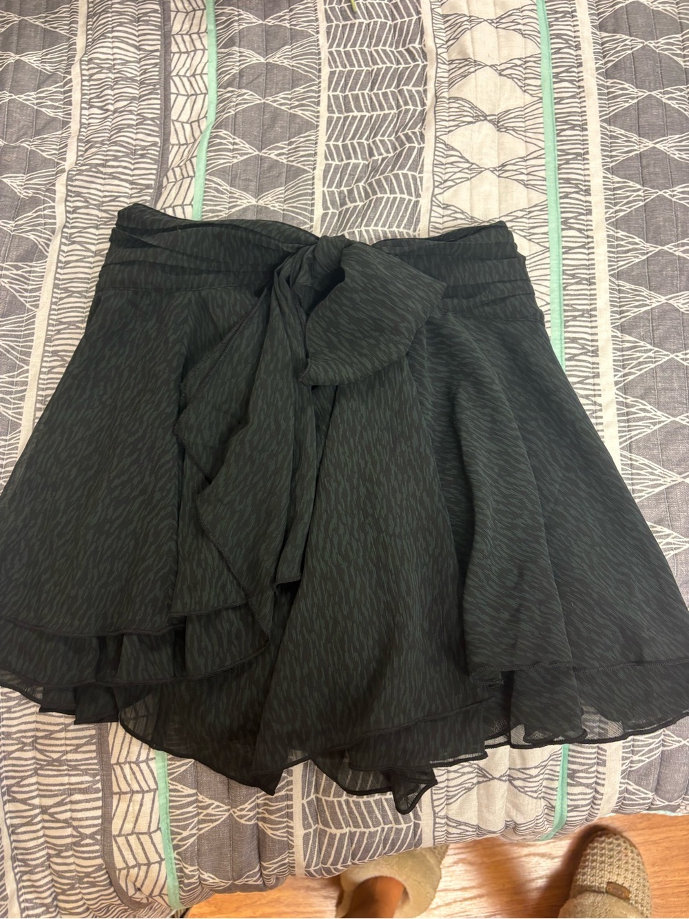 Flowy Dark Grey / Black Tie-Waist Skirt